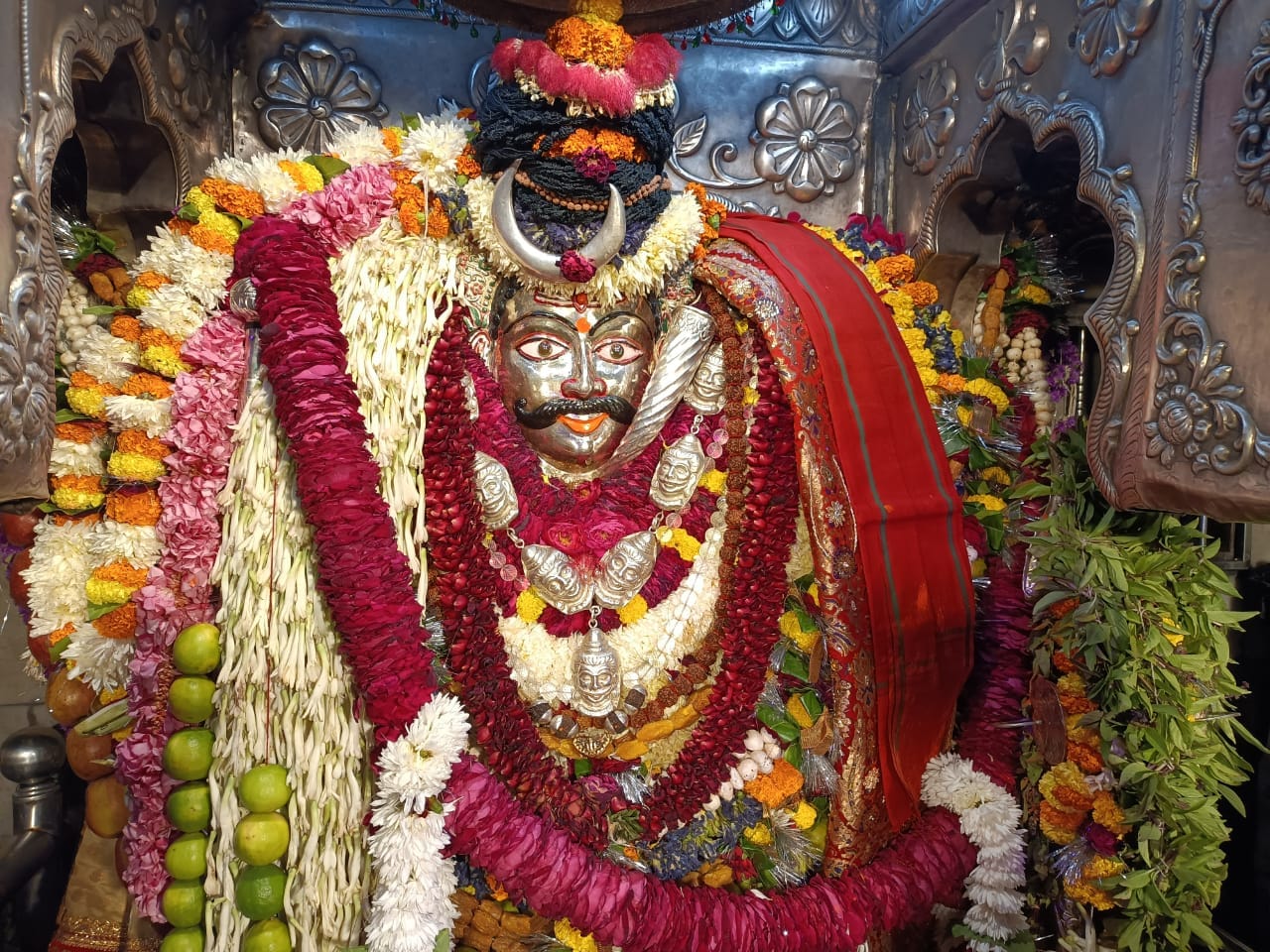 Kaal Bhairav Jayanti 2022 happy Birthday of Kashi ke Kotwal cutting 801 kg cake see photos