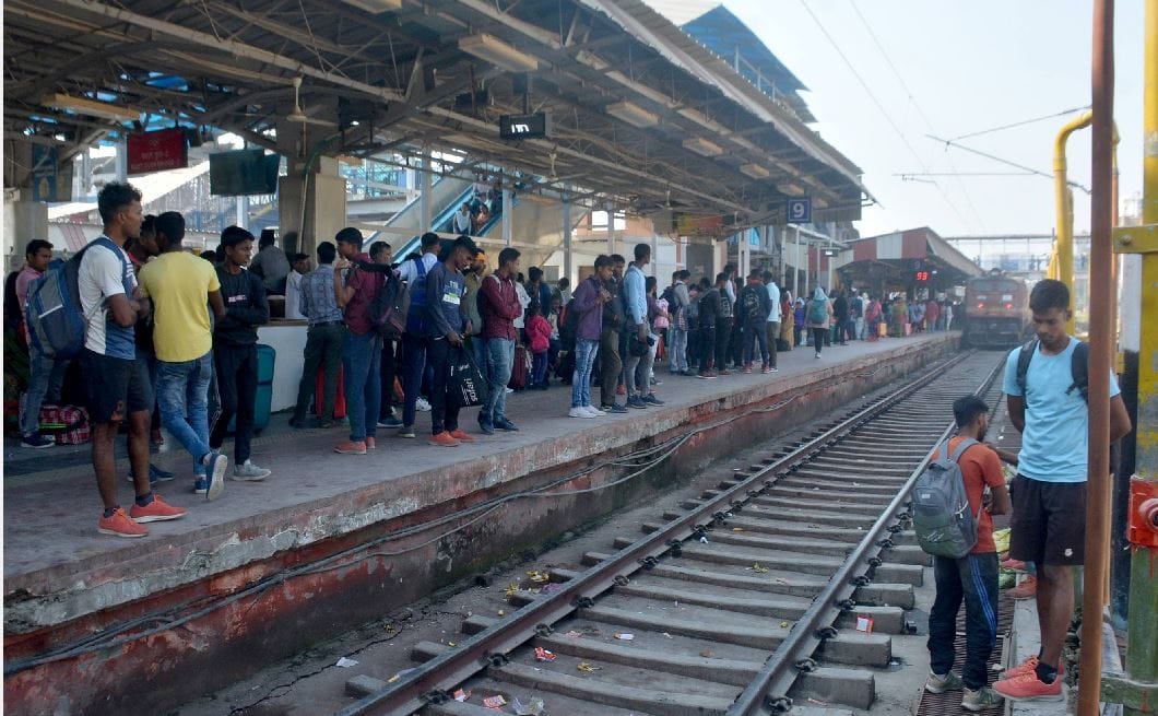 Increased trouble for those coming home on Holi, waiting hundred in Vande Bharat Express too, read this list