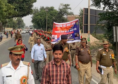 यातायात जागरूकता के तहत जागरूकता रैली निकालते छात्र छात्राओं के साथ मौजूद यातायात पुलिसकर्मी