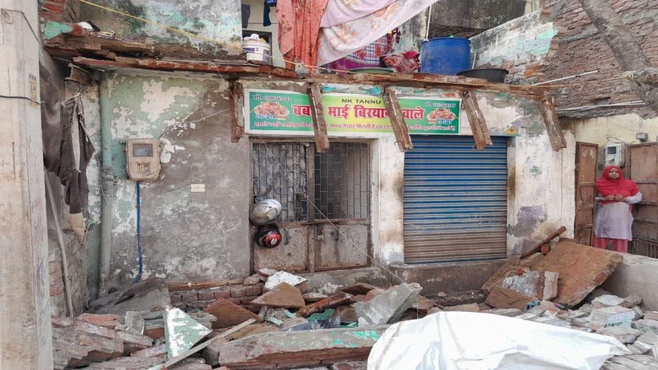 four people injured due to EWS quarter balcony fell in agra