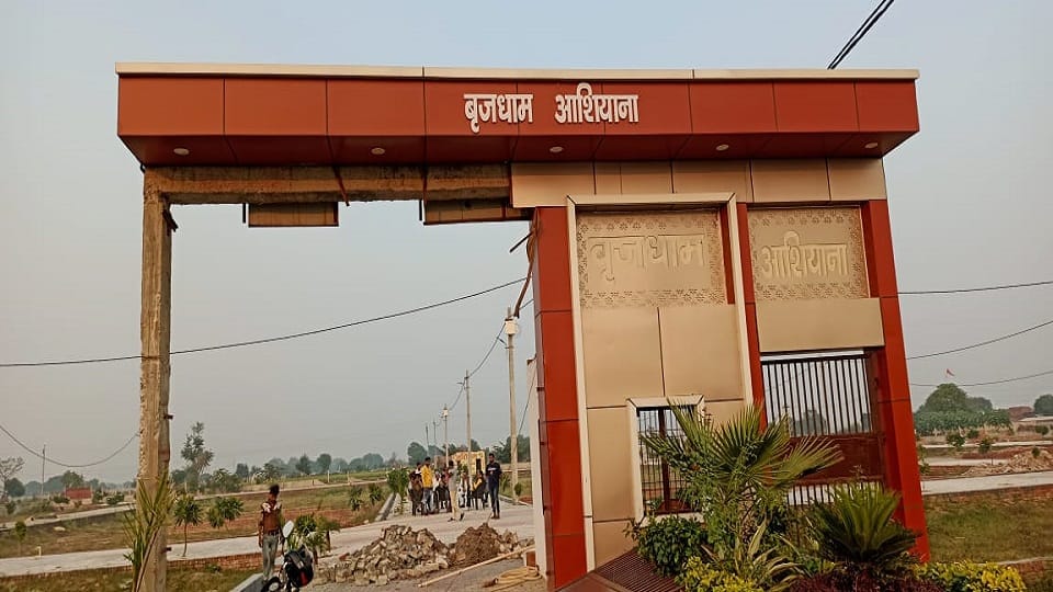 ADA bulldozer runs on Shaukat Ali colony Brajdham Ashiana in agra