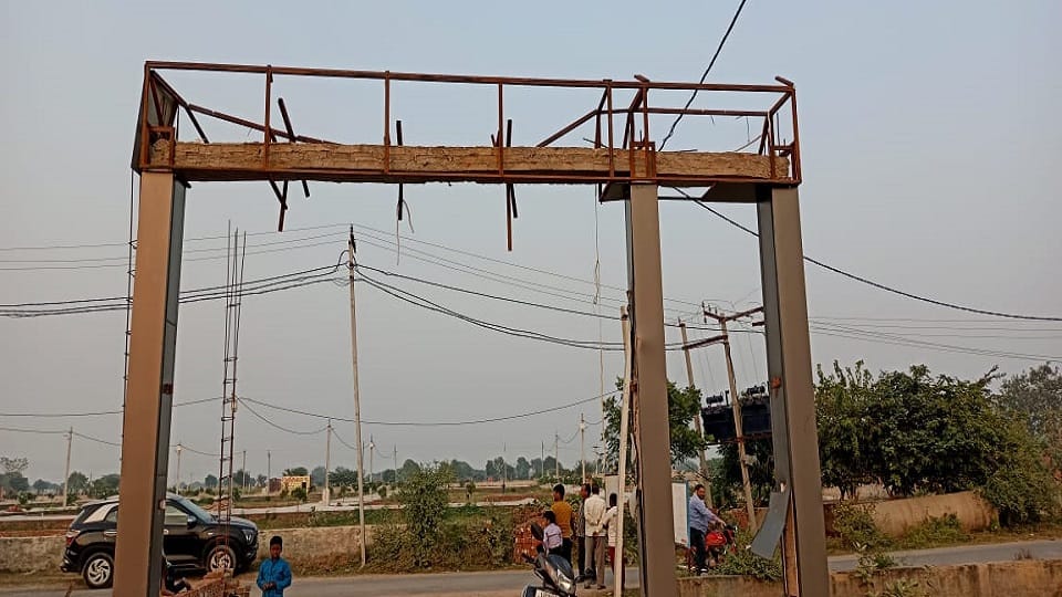 ADA bulldozer runs on Shaukat Ali colony Brajdham Ashiana in agra