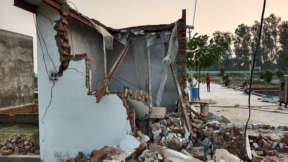 ADA bulldozer runs on Shaukat Ali colony Brajdham Ashiana in agra