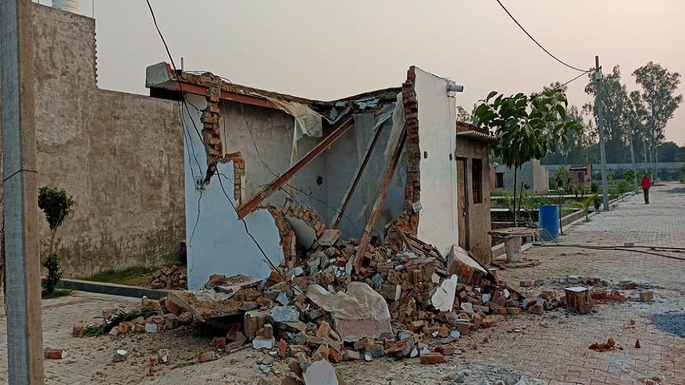 ADA bulldozer runs on Shaukat Ali colony Brajdham Ashiana in agra
