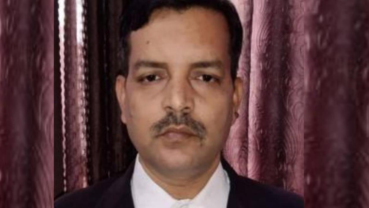 Goons attacked on a lawyer in dargah thana kshetra in Bahraich.