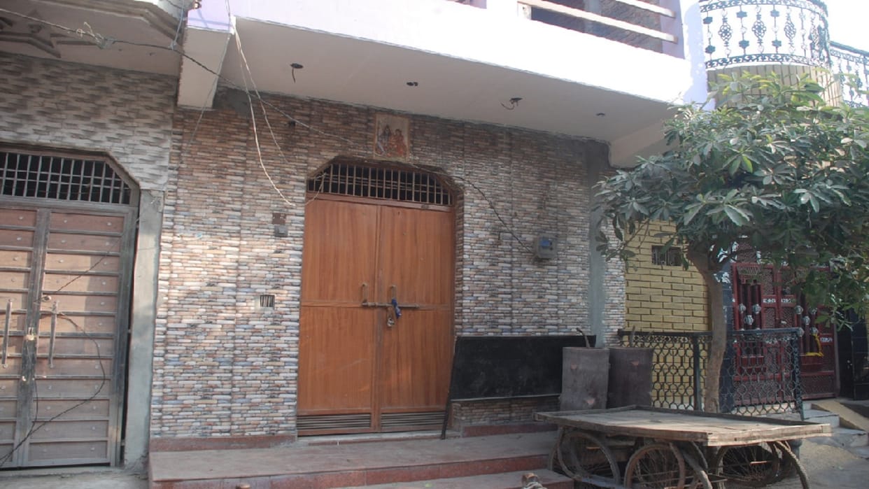 UP Crime : theft in houses of gangster Sumit Punjabi in Baghpat district