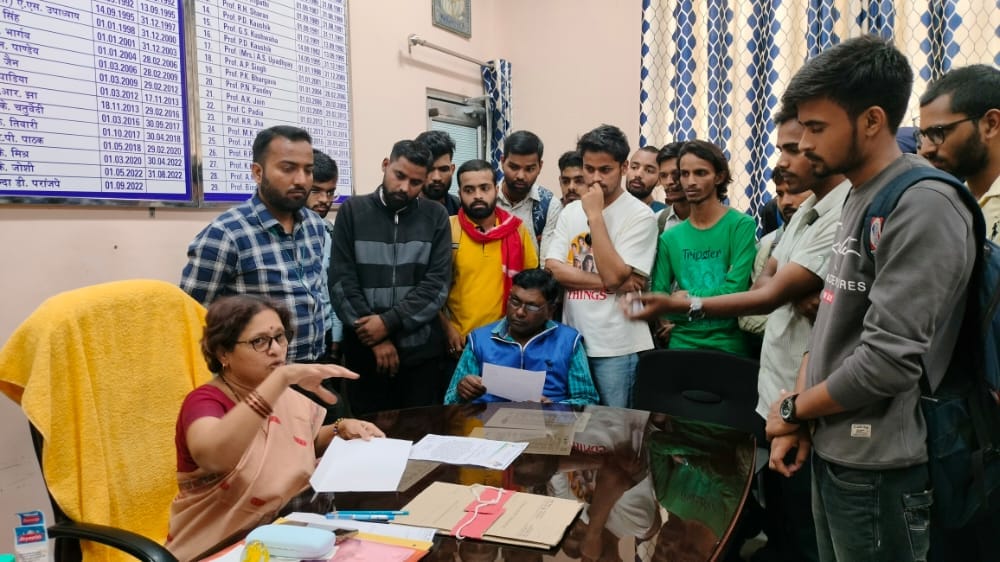 Ruckus again in BHU Demonstration of angry students due to non-receipt of admit card