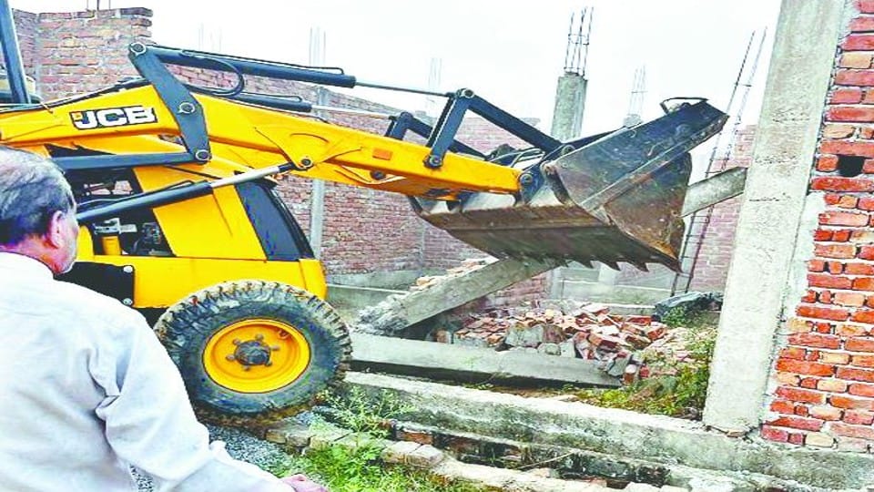 ADA demolished 18 illegal buildings with bulldozers in Agra