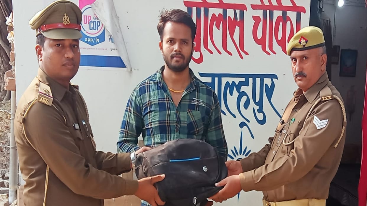 student lost bag while going to take admission in B.Ed the outpost in-charge handed over to student