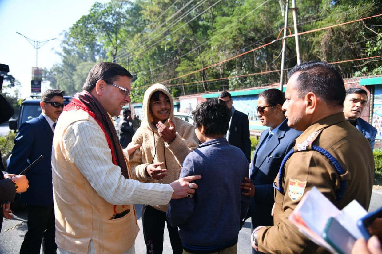 CM Dhami stopped after seeing injured children on road taken to hospital by pilot car Uttarakhand news