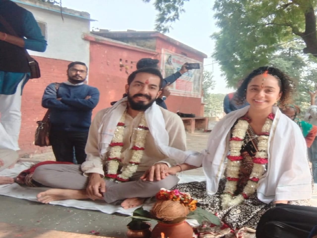 Foreign couples got married after seven rounds Deep faith in Hinduism influenced by Sanatan tradition