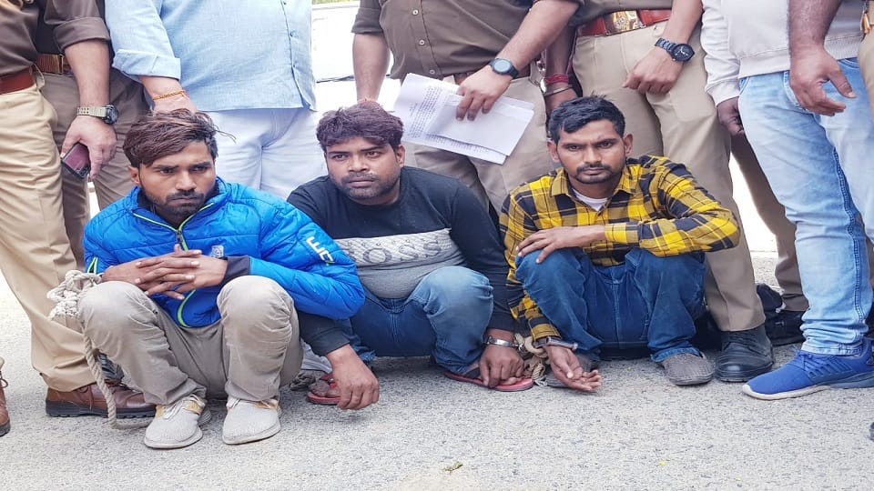 Axis Bank Atm Cut And Stolen RS 26 Lakh Etah Police Three Arrested in Encounter