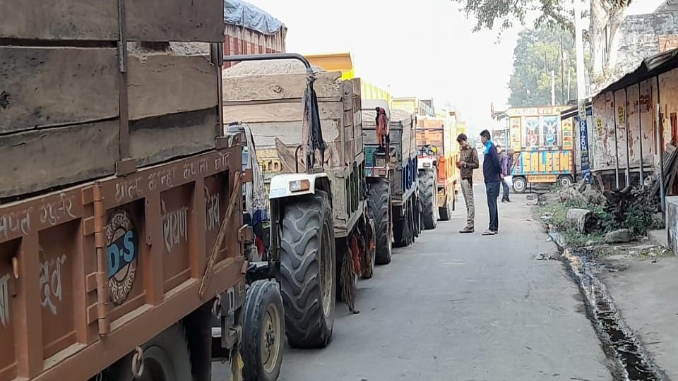 Police caught five illegal mining vehicles on Gwalior Highway in Agra