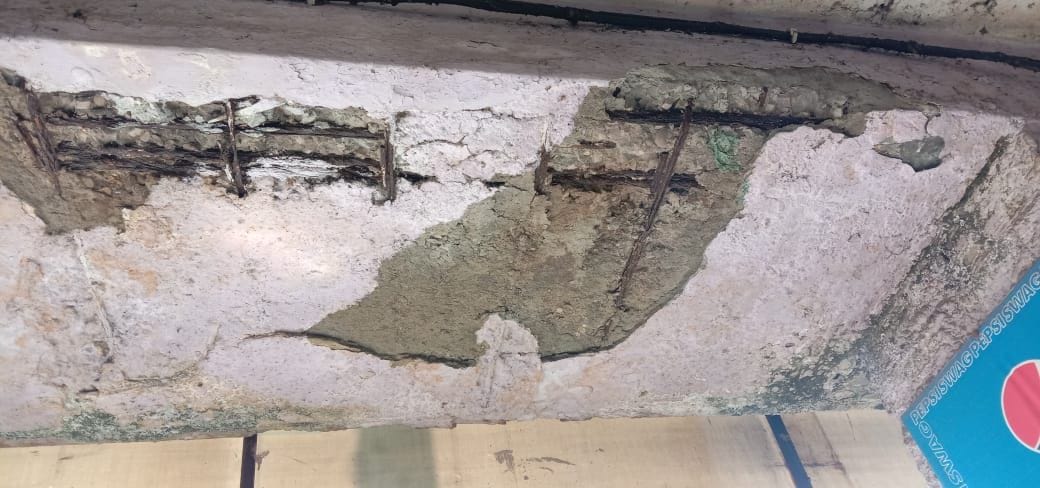 The lenter of Indrapal Market building suddenly broke