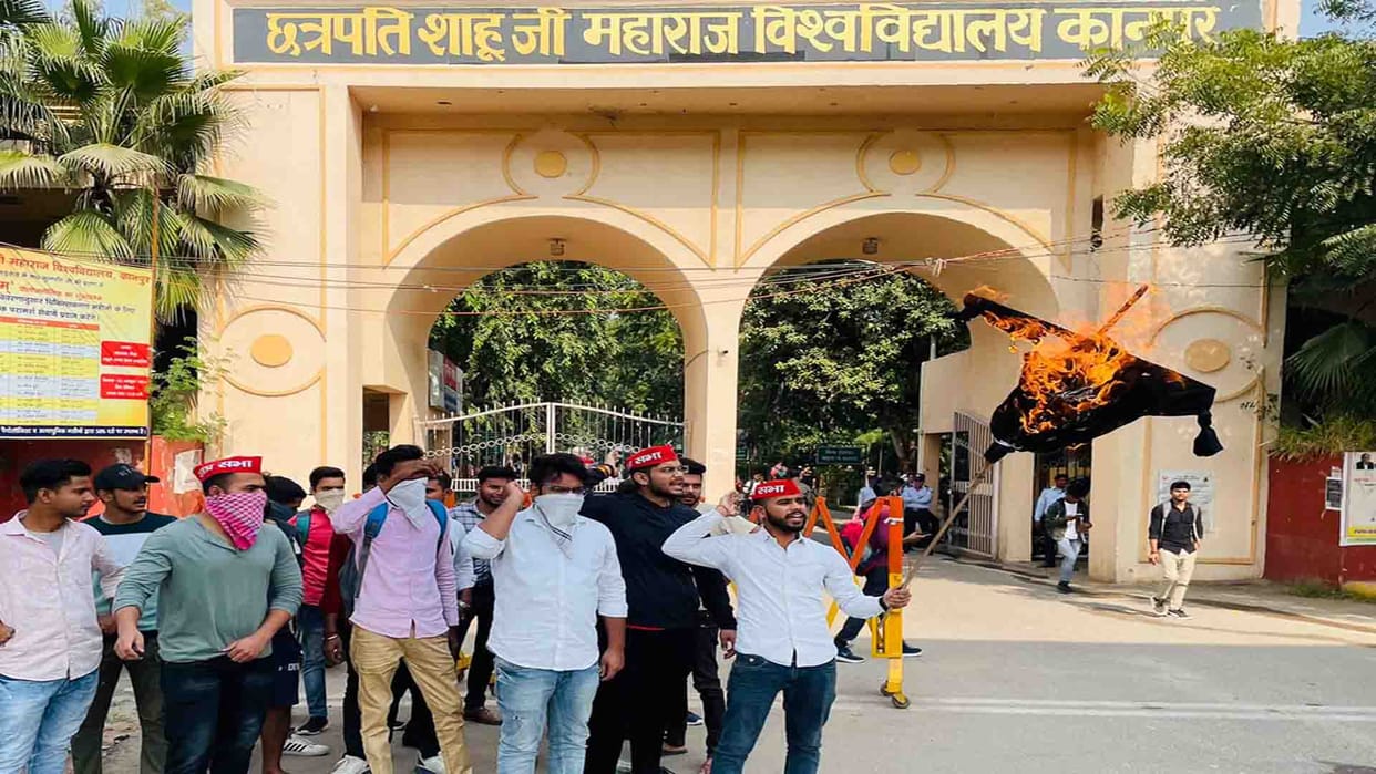 csjmu kanpur university students and employees burnt effigy of vice chancellor professor vinay pathak