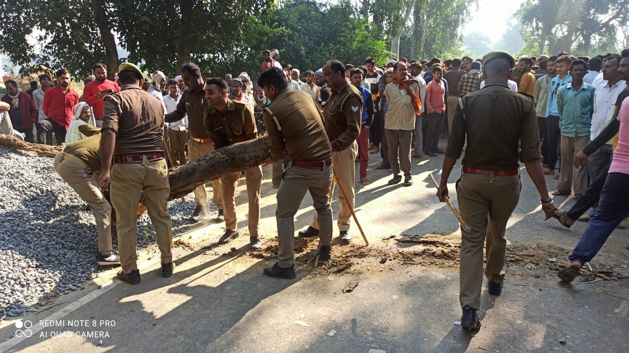 Baba and grandson crushed by a speeding private bus in Fatehpur