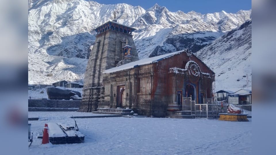 Uttarakhand weather: Heavy Snow Covered Kedarnath dham valley see amazing Photos