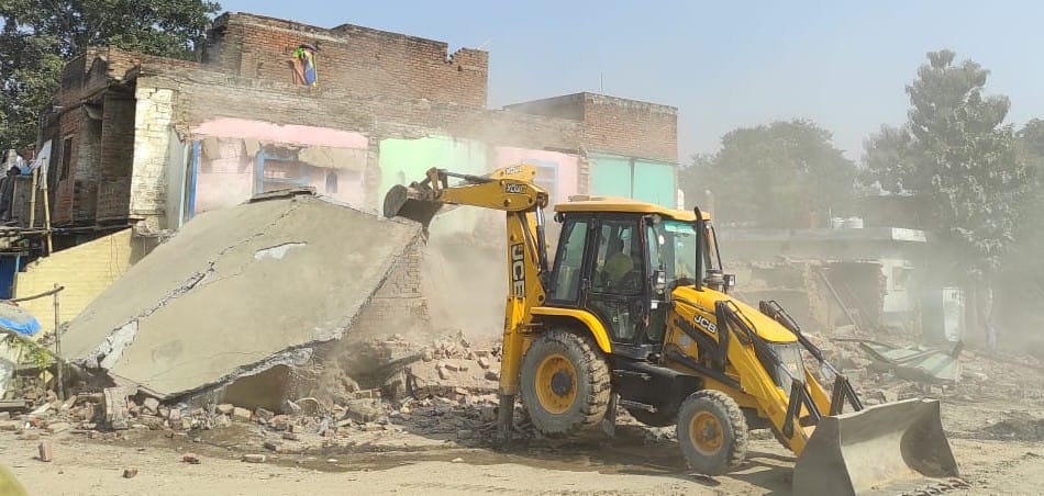 Railway demolished the encroachment in the presence of the police