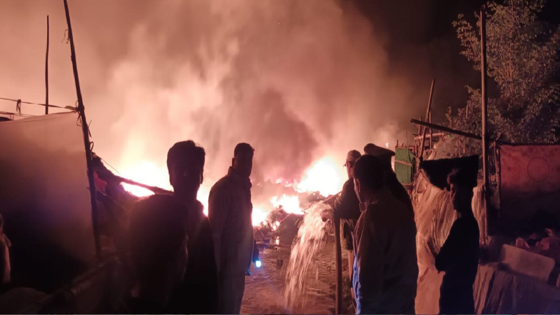 40 huts burnt to ashes due to fire, cylinders also burst