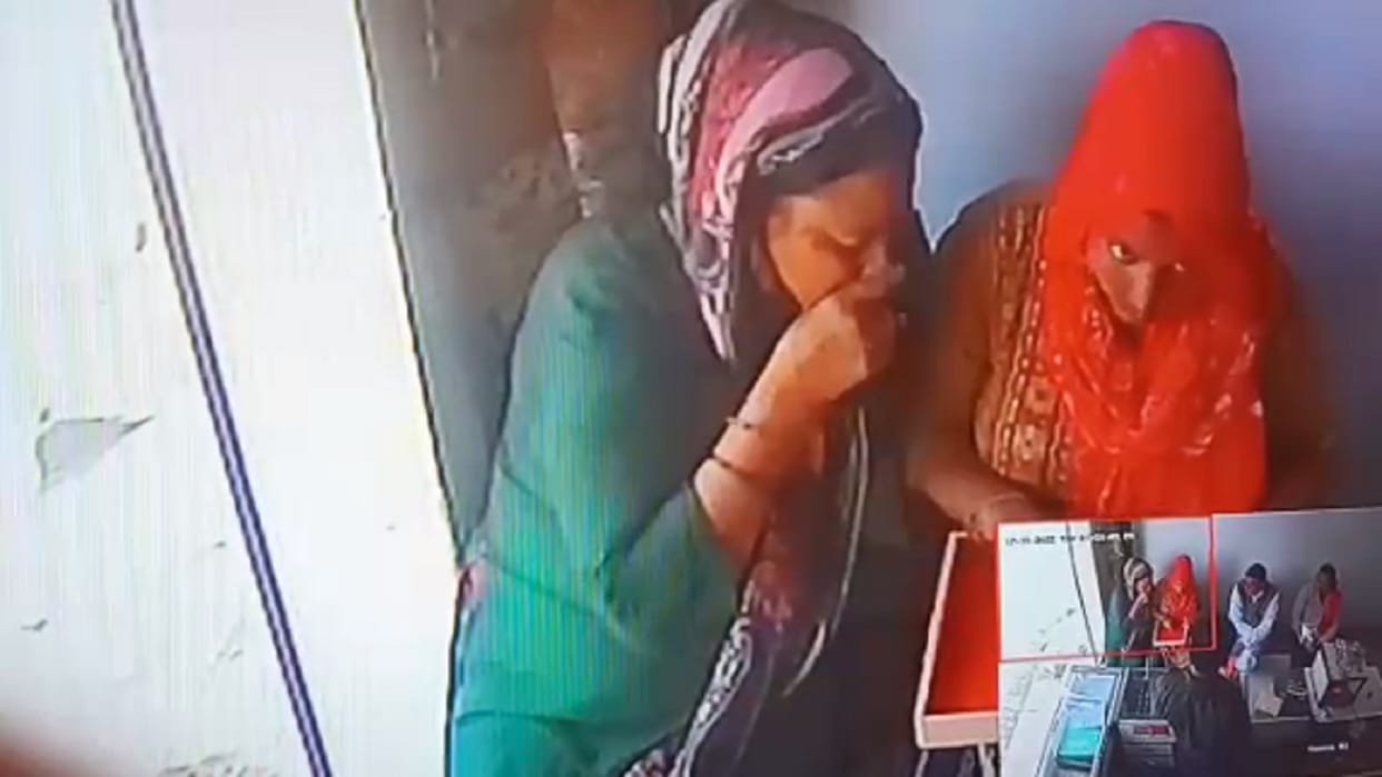 Two women stole nine longs from shop of jeweler in Bhavanpur of Meerut and video viral