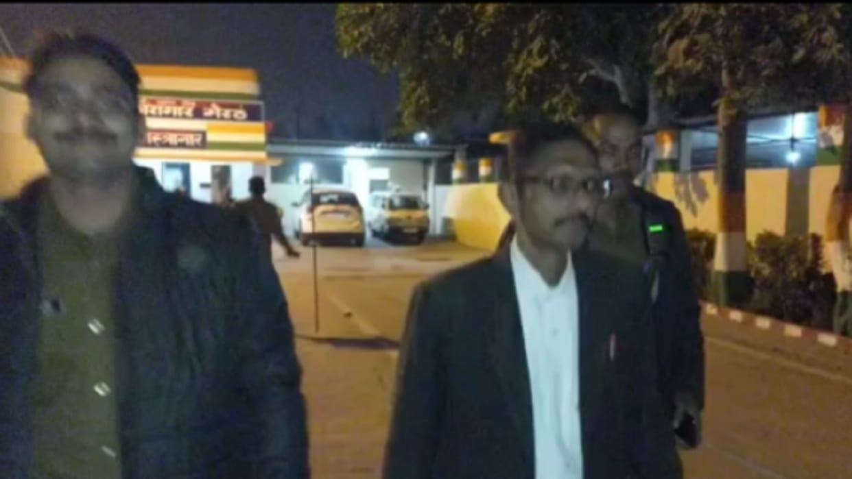 Meerut: 2400 drug pills were seized from the lawyer while meeting the prisoner in the district jail