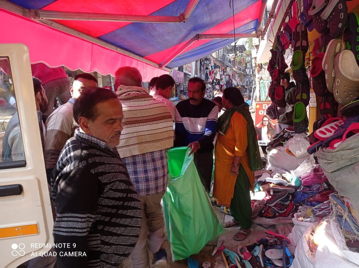 NP Hamirpur seized the goods of nine shopkeepers