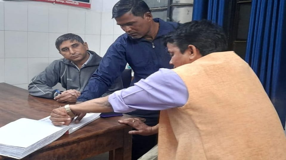 Car rider hit another car from behind in Chandausi posing as DM driver