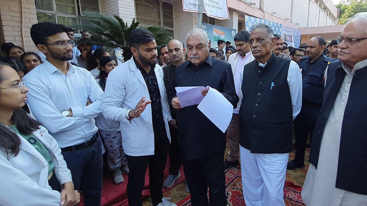 Former CM Hooda in support of students protesting against bond policy