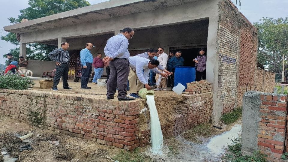 milk was being made from refined, detergent and synthetic powder at dairy in Agra