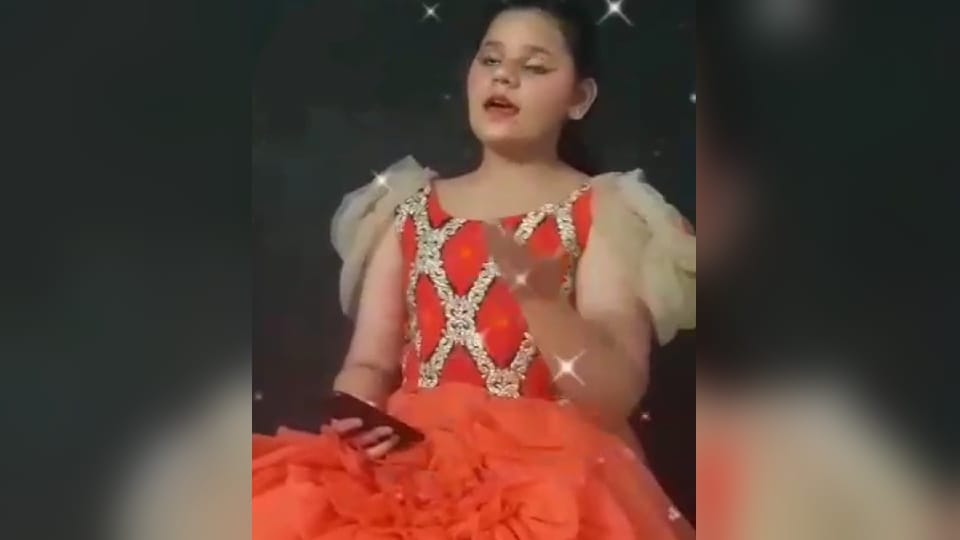 Jalandhar girl Roshni sing songs in seven languages