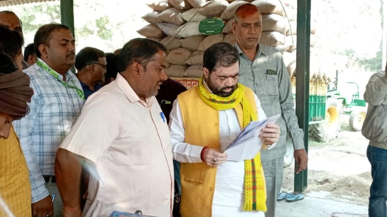 UP Minister scolded officers while inspectiong paddy purchase center in Raebareli.