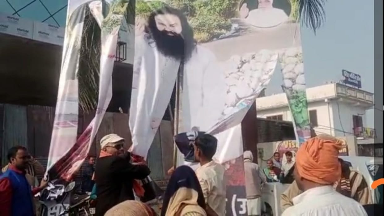 Shahjahanpur: Uproar in Ram-Rahim's online satsang, VHP leaders tore posters
