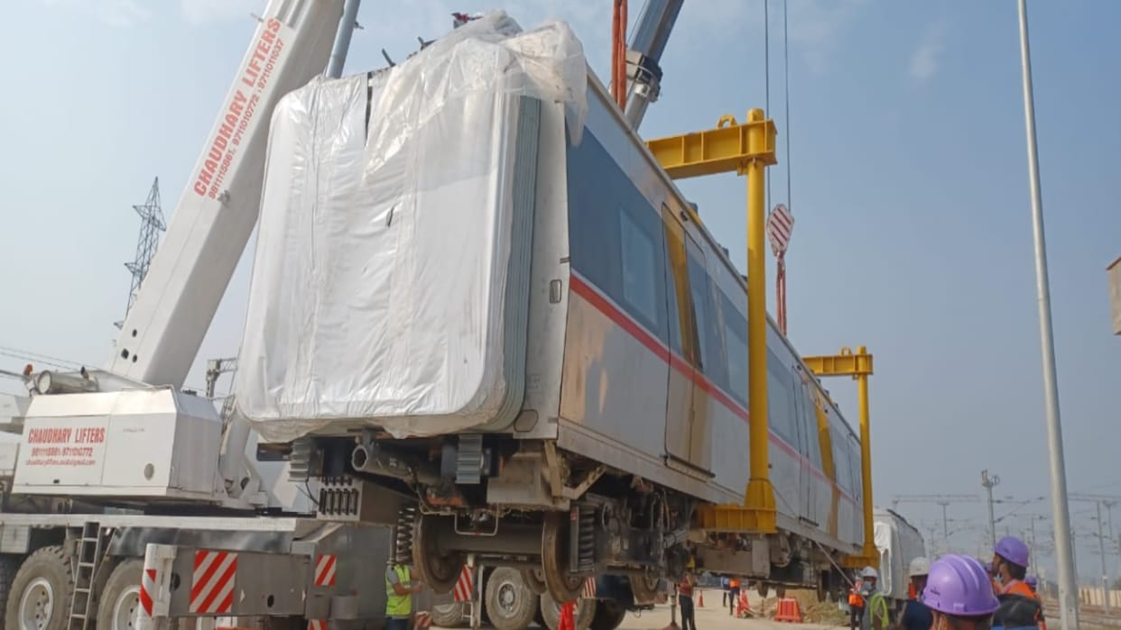 Ghaziabad: Third rapid rail reached Duhai depot, six coaches were brought from big trailers