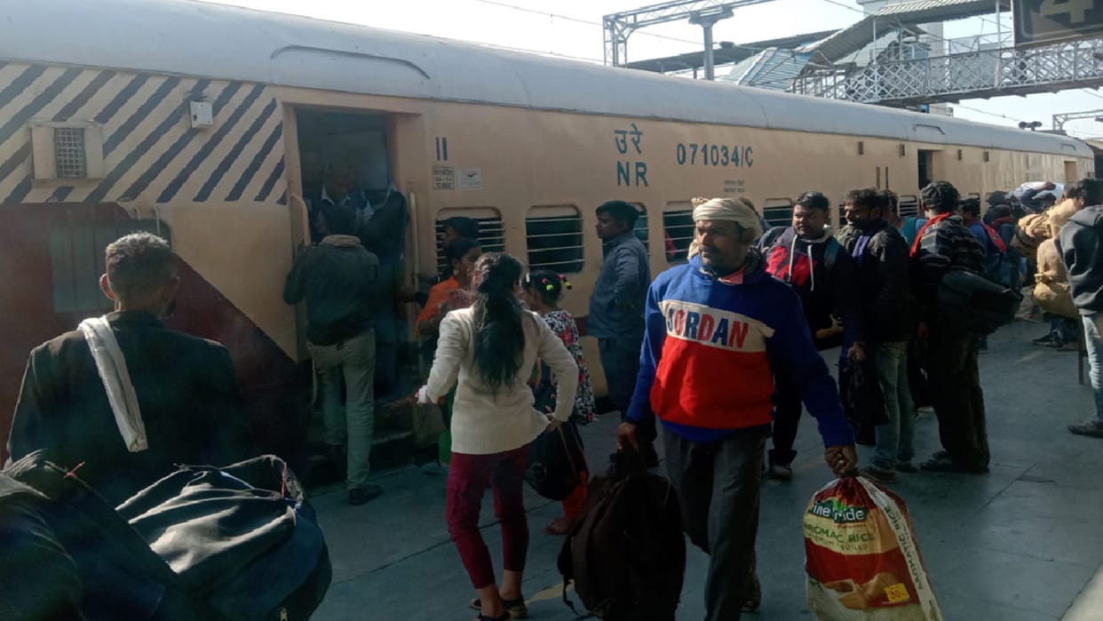 Saharanpur: Passengers boarded the coach that came for repair remained at the station