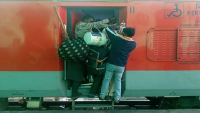 Saharanpur: Passengers boarded the coach that came for repair remained at the station