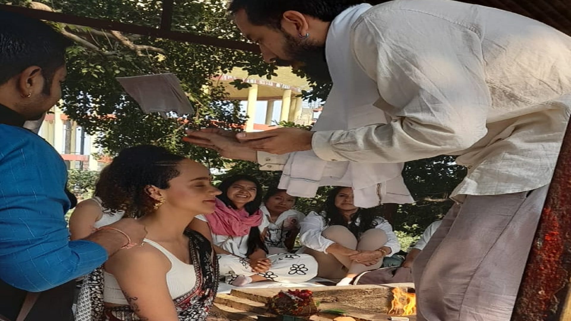 Foreign couples got married after seven rounds Deep faith in Hinduism influenced by Sanatan tradition