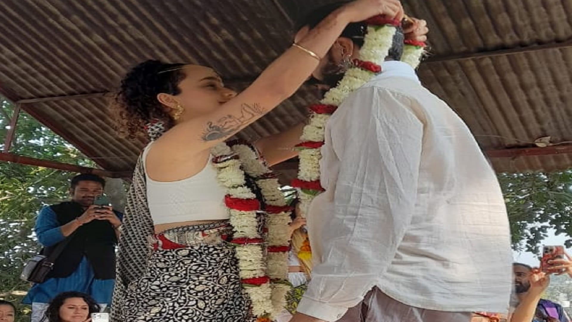 Foreign couples got married after seven rounds Deep faith in Hinduism influenced by Sanatan tradition