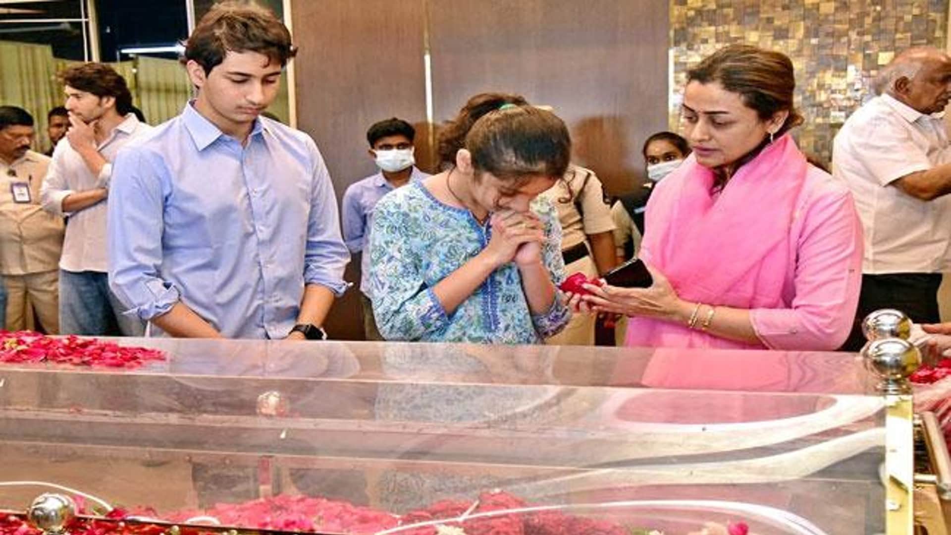Mahesh babu Daughter Sitara Ghattamaneni shared emotional note for her Grandfather Krishna
