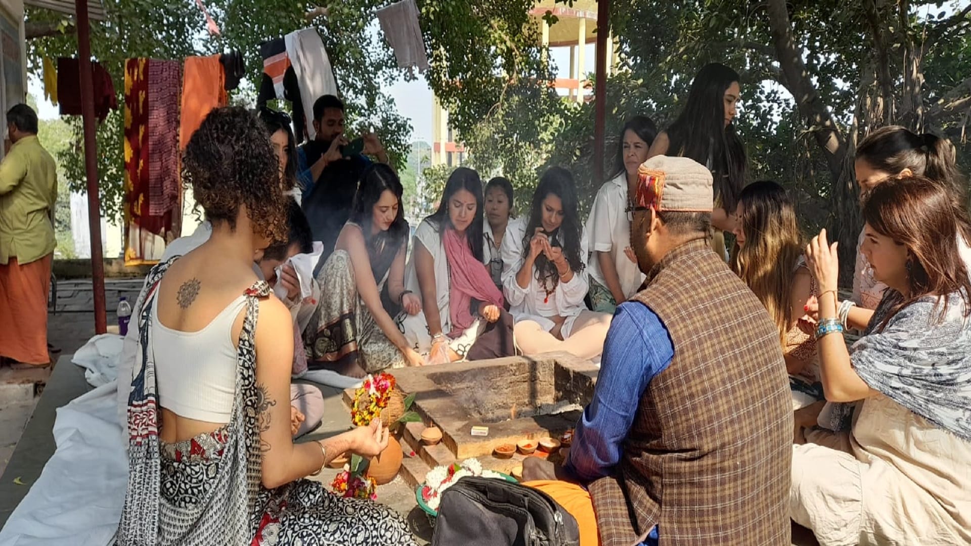 Foreign couples got married after seven rounds Deep faith in Hinduism influenced by Sanatan tradition