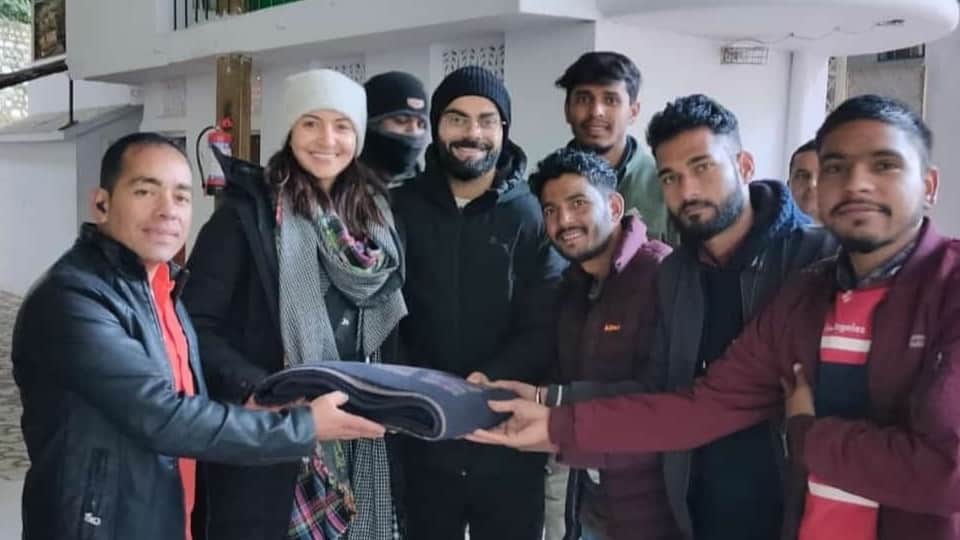 Virat Kohli and Anushka sharma doing worship in Neem Karoli Baba Kainchi Dham Ashram Uttarakhand news in hindi