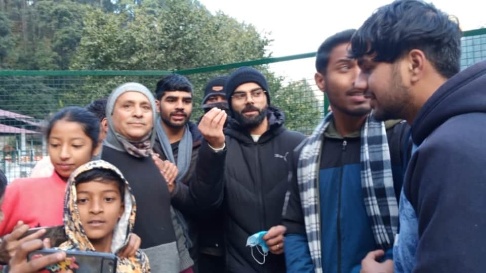 Virat Kohli and Anushka sharma doing worship in Neem Karoli Baba Kainchi Dham Ashram Uttarakhand news in hindi