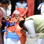 महाकवि सुब्रह्मण्यम भारती के भांजे प्रो. केवी कृष्णन को प्रणाम करते केंद्रीय मंत्री धर्मेंद्र प्रधान