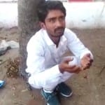 युवक को जंजीर से बांधकर दो घंटे बैठाए रखा।