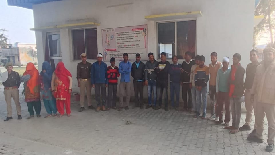 Sambhal : Stones pelted on the police team in up