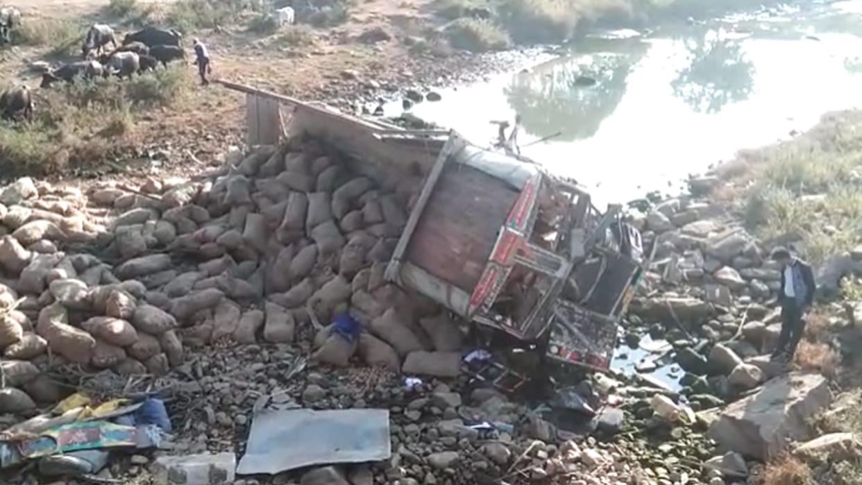 A truck full of potatoes went uncontrolled and fell into the river on Chhatarpur road the driver and conductor