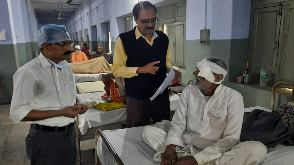 Free operation of eyes of destitute elderly in aligarh went to the Collectorate and requested DM