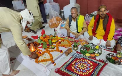 बलरामपुर चीनी मिल में ब्वायलर पूजा करते मिल के अधिकारी व कर्मचारी।-संवाद