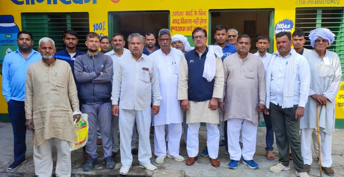Farmers agitated due to non-availability of fertilizers on the committee