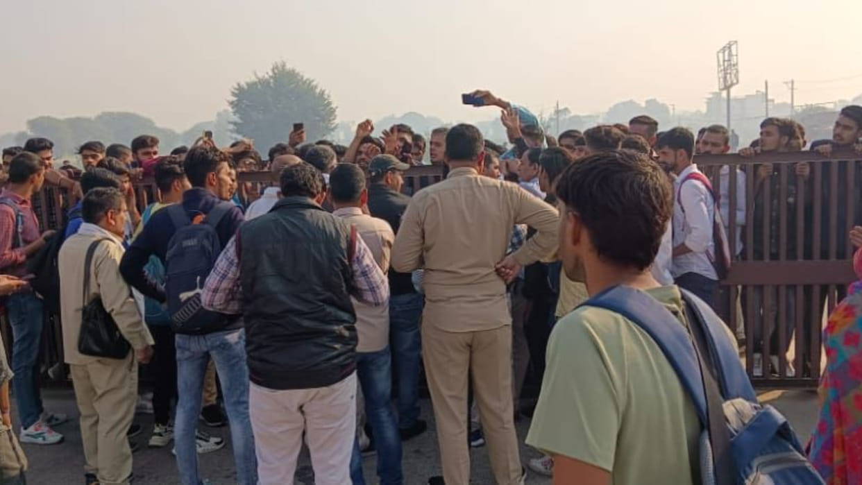 students locked the gate of the bus stand for their demands In Jind