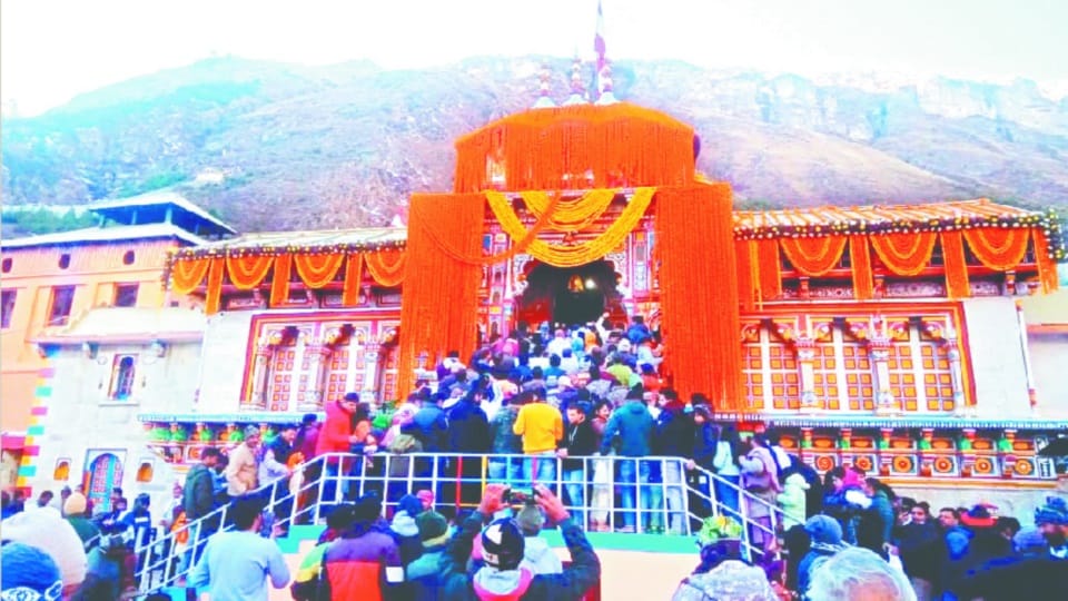 Char dham yatra 2022: Badrinath Dham Decorated with flowers before door closing